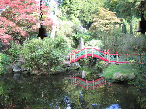 Biddulph_Grange_chinese_temple_PB_2004