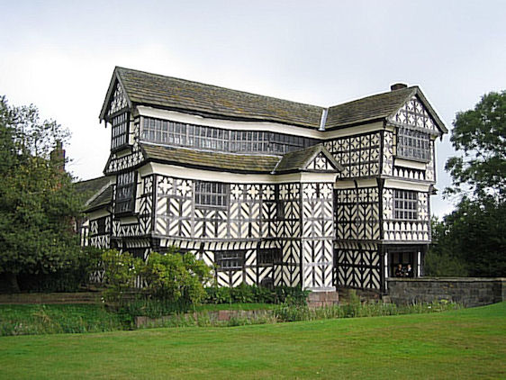 Little_Moreton_Hall_2005_PB